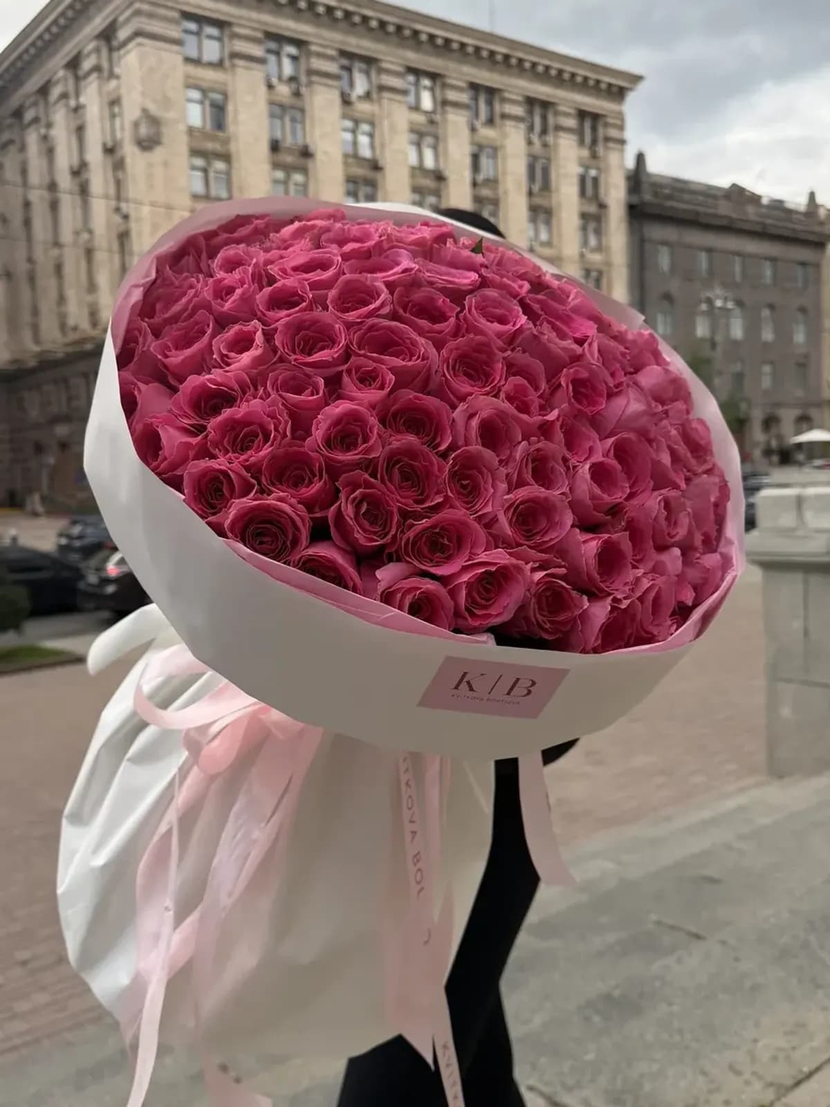 Насичено рожева троянда