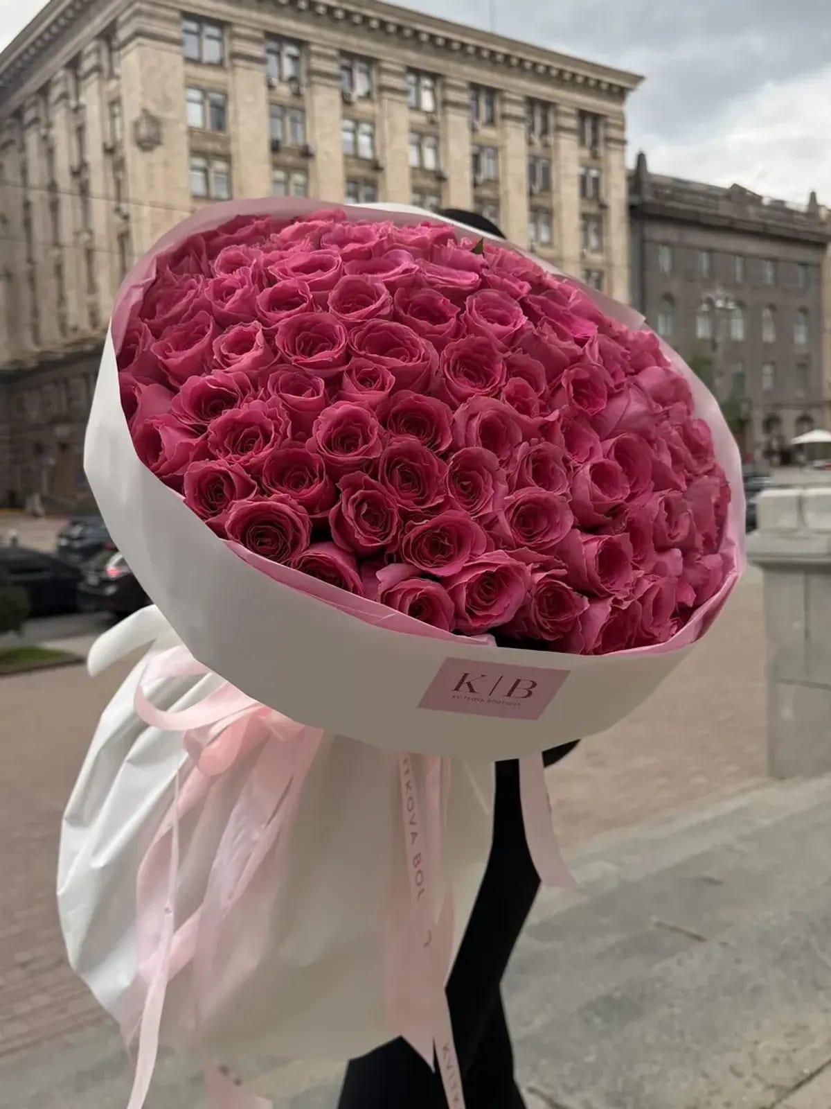 Насичено рожева троянда