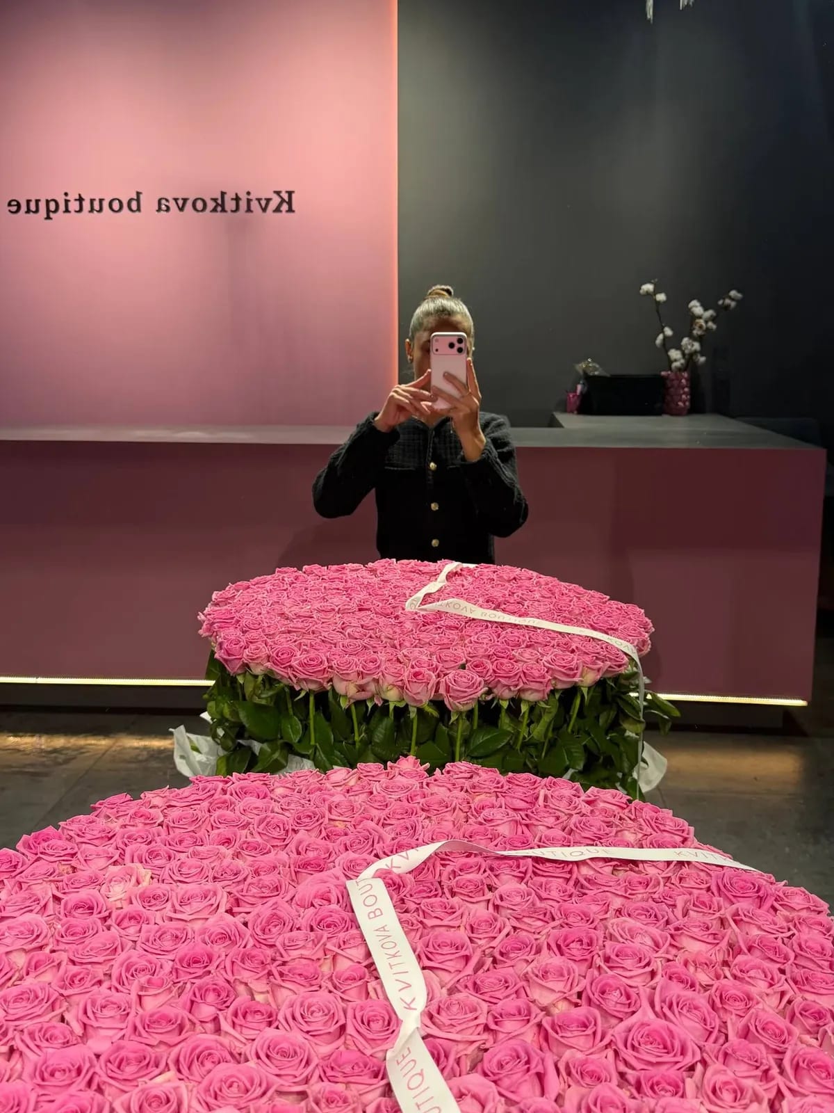 251 троянда в кошику